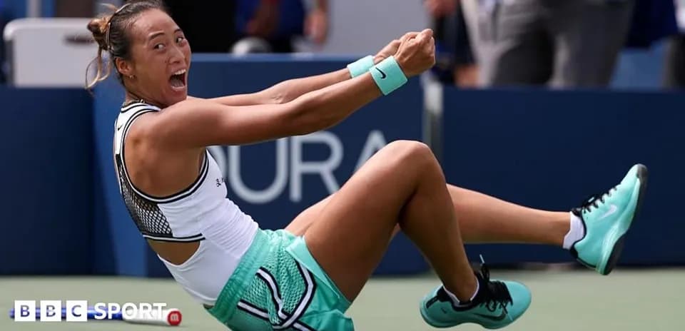 Joueuse de tennis assise sur le court, célébrant
