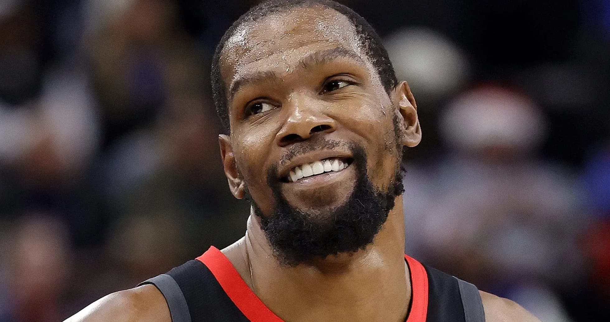 Joueur de basketball souriant pendant un match