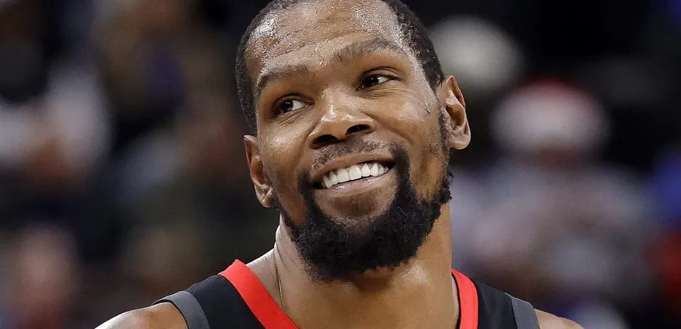 Joueur de basketball souriant pendant un match
