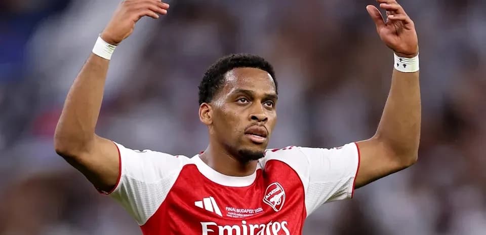 Joueur d'Arsenal levant les bras sur le terrain