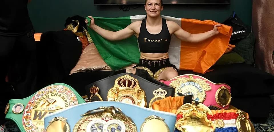Boxeuse tenant le drapeau irlandais avec ses ceintures