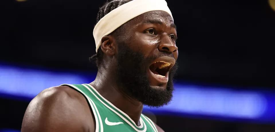 Joueur de basket-ball en uniforme criant sur le terrain