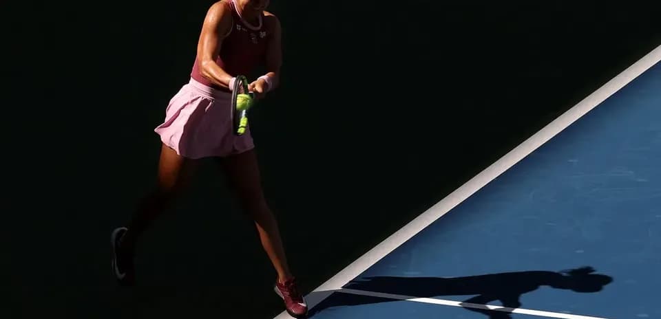 Joueuse de tennis frappant la balle sur le court