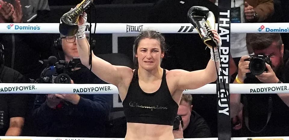 Boxeuse levant les gants après sa victoire