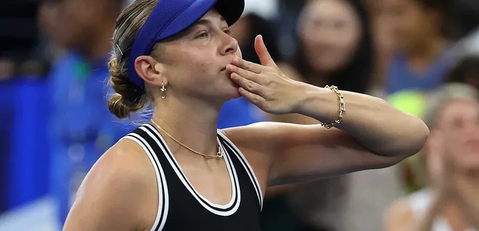 Joueuse de tennis saluant le public après un match