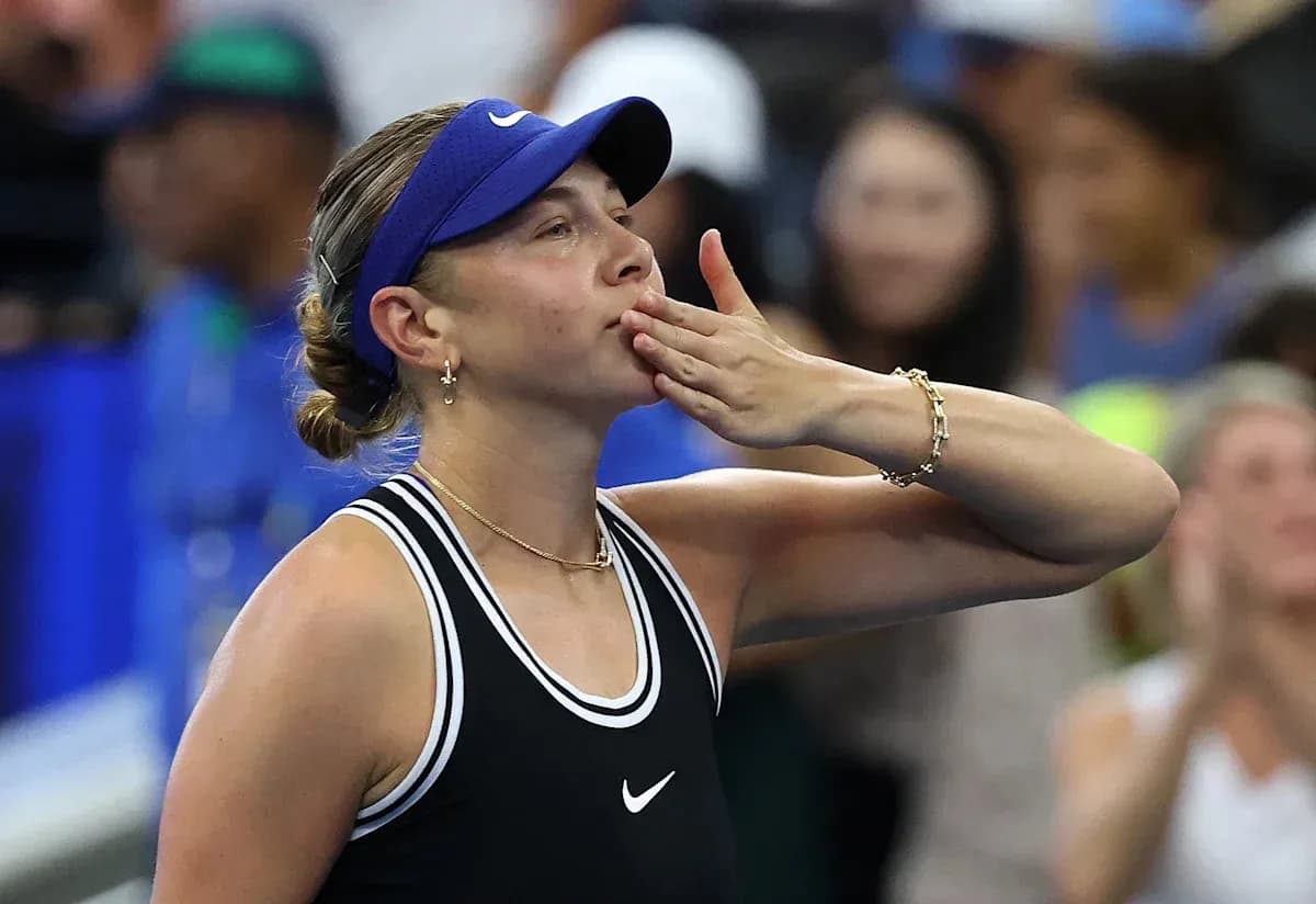 Joueuse de tennis saluant le public après un match