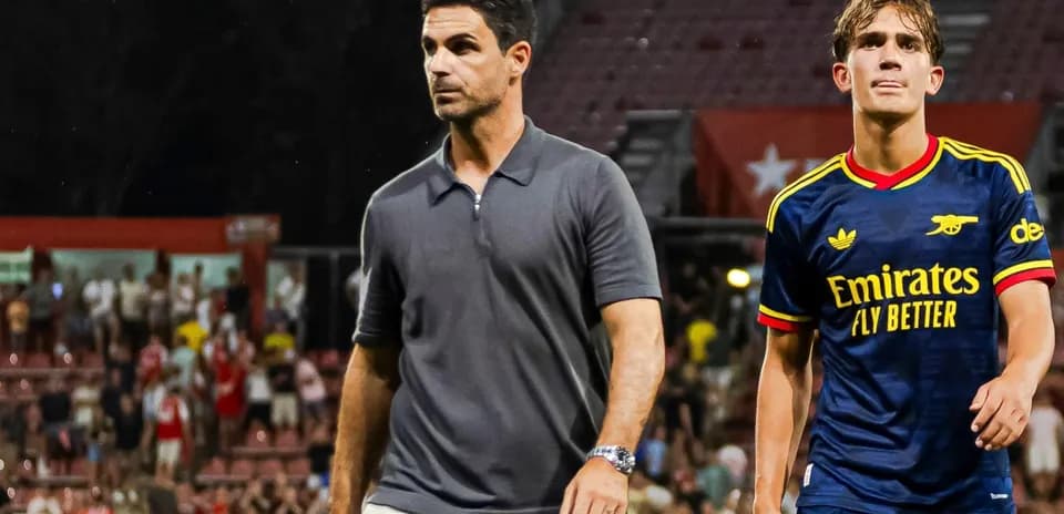Entraîneur et joueur d'Arsenal quittant le terrain