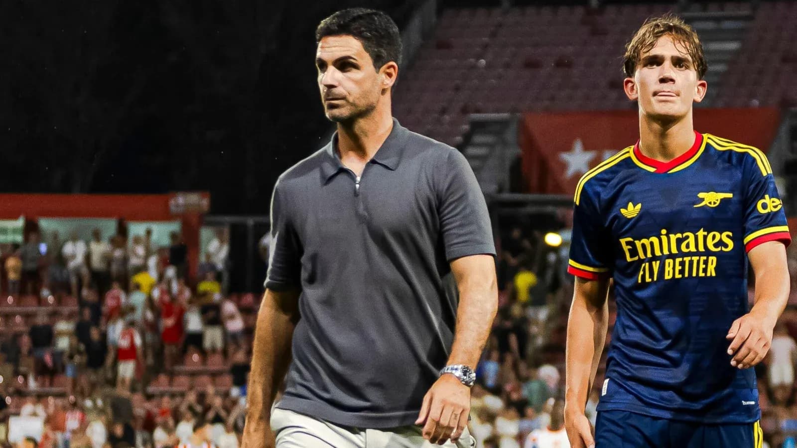 Entraîneur et joueur d'Arsenal quittant le terrain