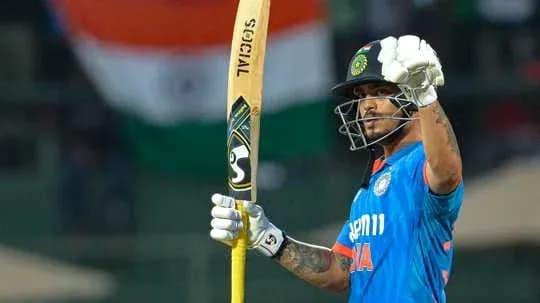 Joueur indien célébrant avec sa batte après un point