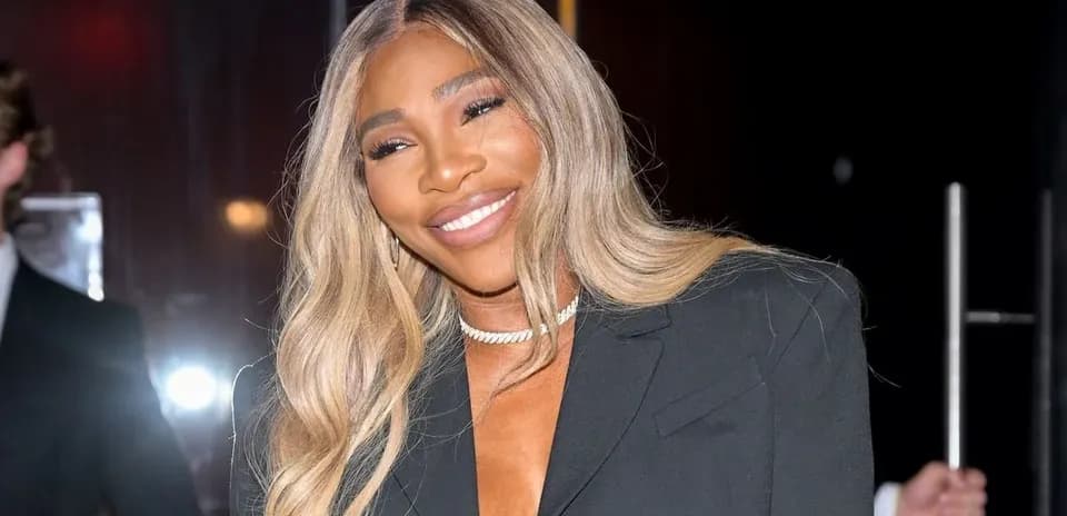 Femme souriante portant un blazer noir