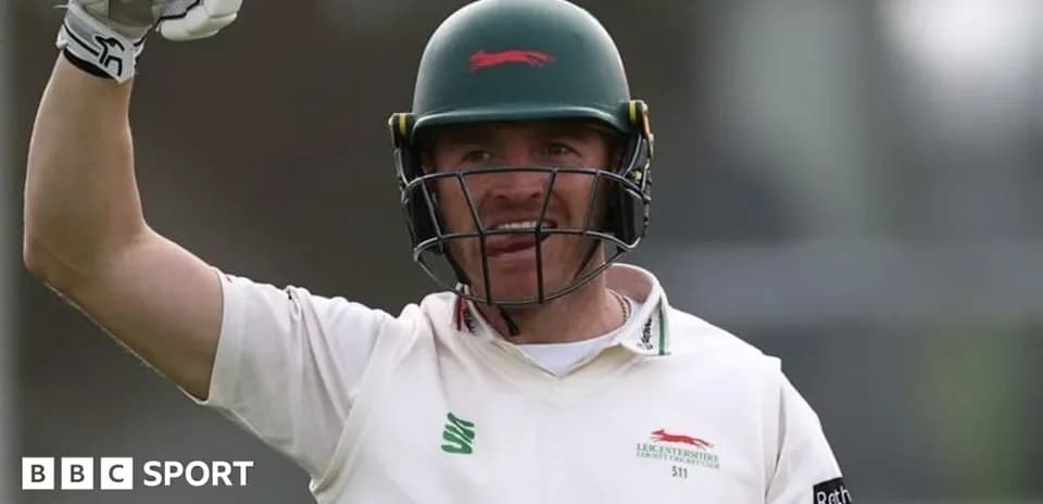 Joueur de cricket levant le poing en célébration