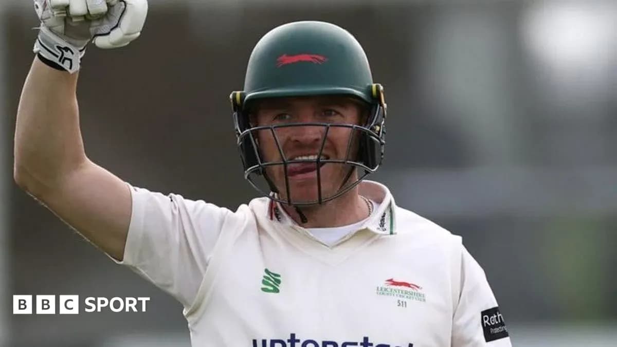 Joueur de cricket levant le poing en célébration
