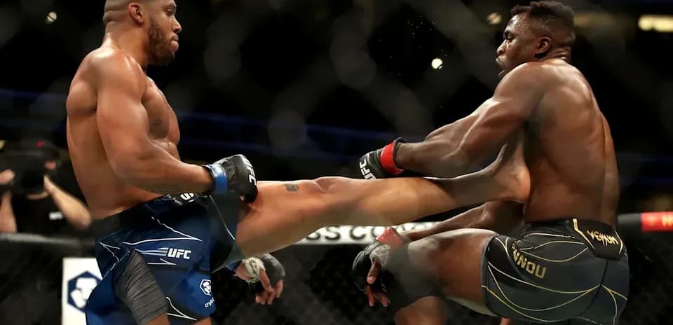 Deux combattants de MMA échangent des coups dans l'octogone