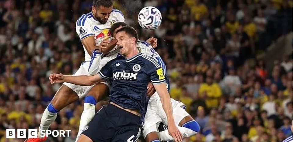 Joueurs en action lors d'un match de football