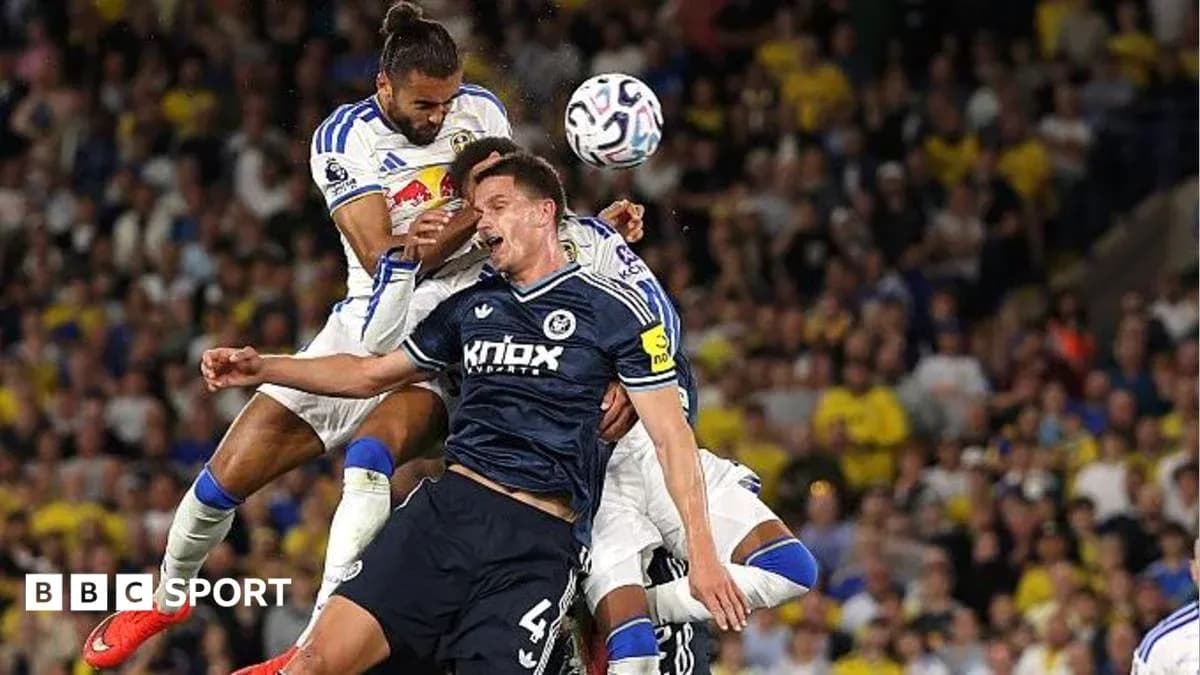 Joueurs en action lors d'un match de football