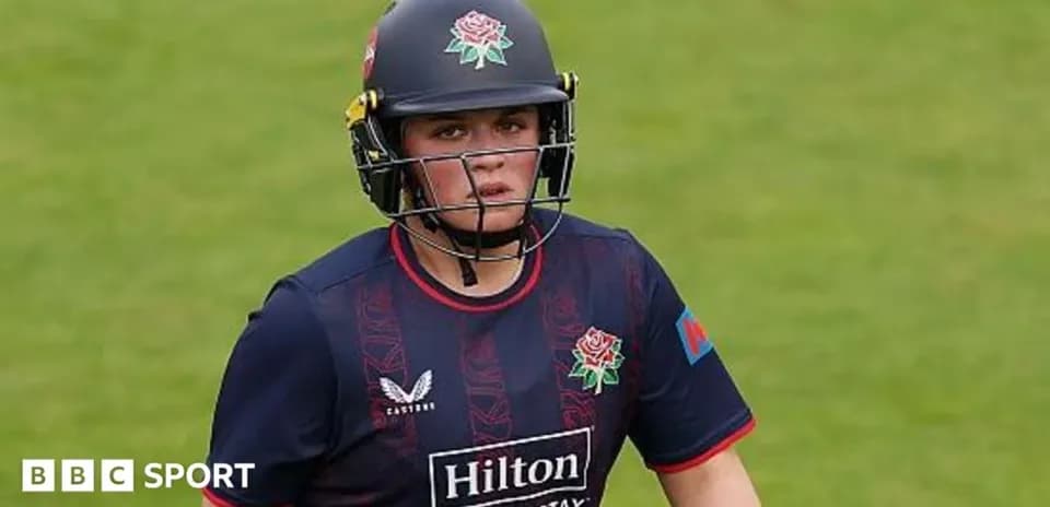 Joueuse de cricket portant un casque sur le terrain
