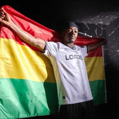 Joueur tenant un drapeau aux couleurs du pays