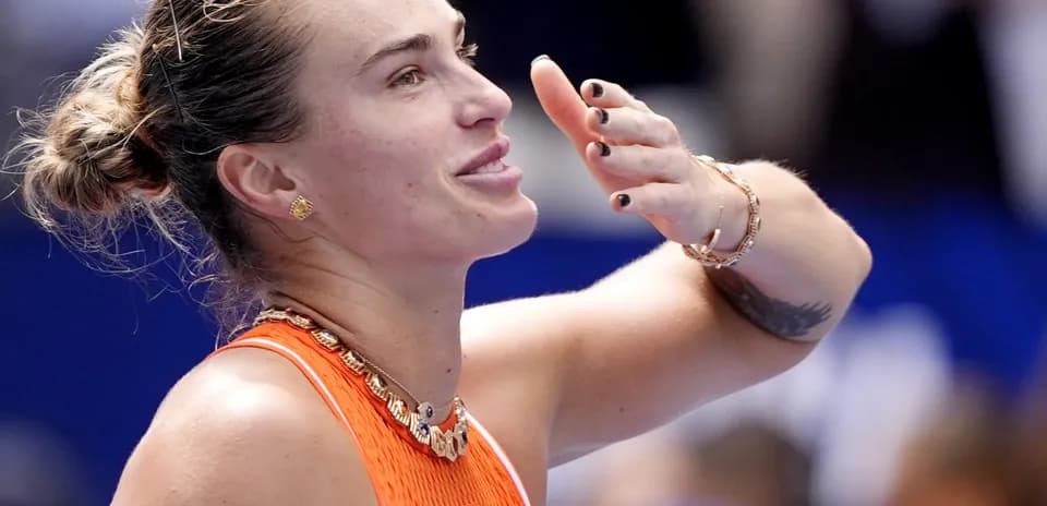 Joueuse de tennis saluant le public après un match