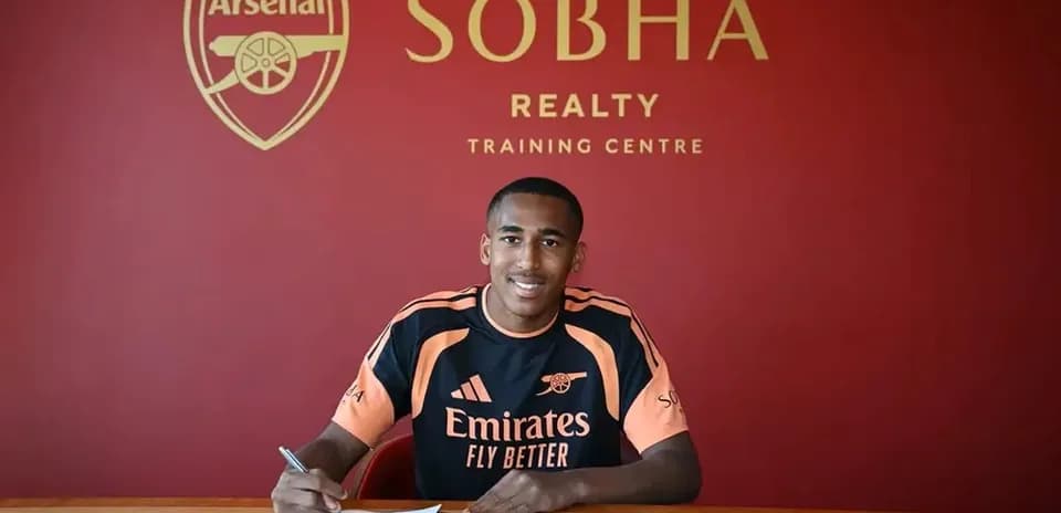 Joueur signant un contrat au centre d'entraînement d'Arsenal