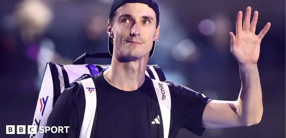 Joueur de tennis saluant avec un sac à dos