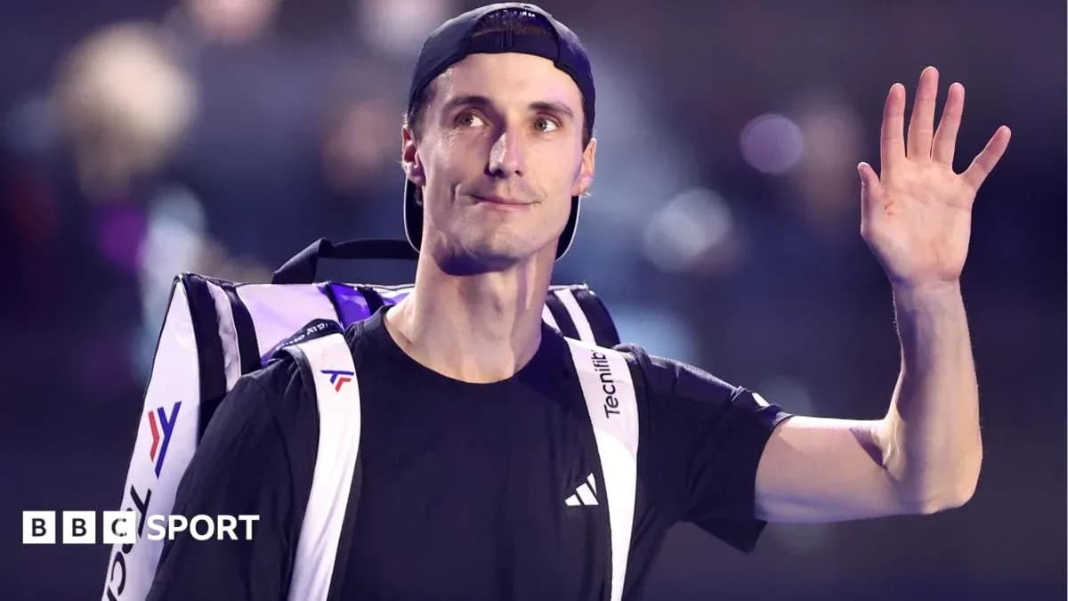 Joueur de tennis saluant avec un sac à dos