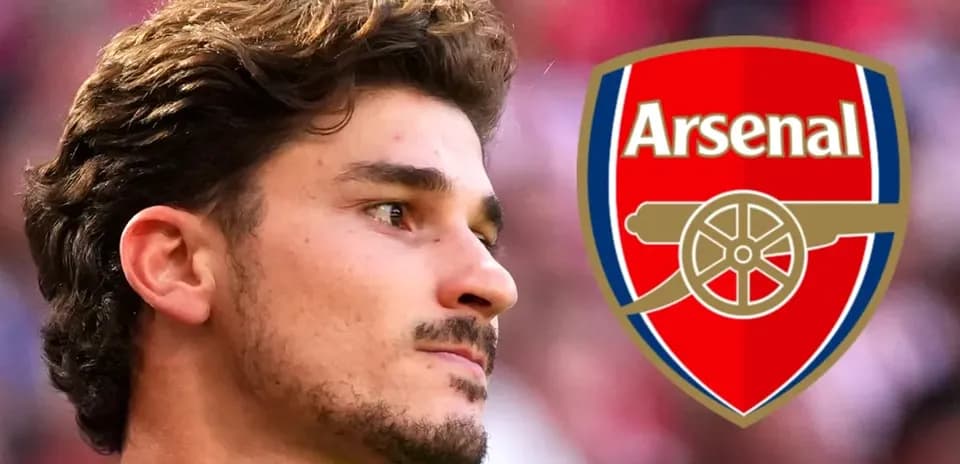 Joueur d'Arsenal en gros plan avec logo du club