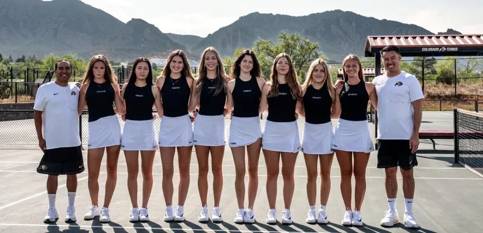 Équipe de tennis féminine posant sur le court