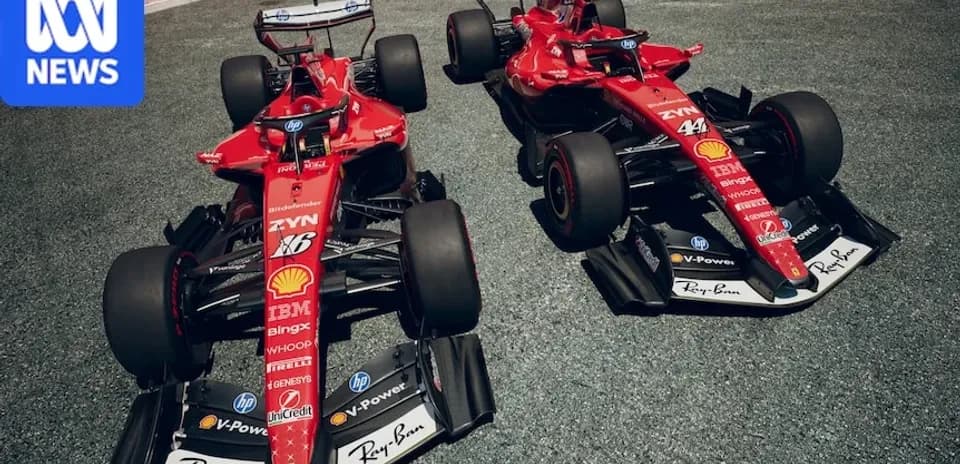 Deux voitures de course Ferrari sur circuit