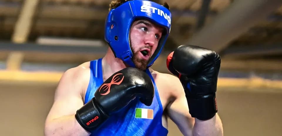 Boxeur en entraînement avec casque et gants