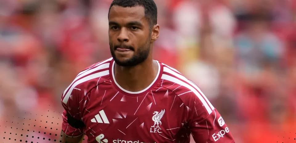 Joueur de Liverpool en tenue rouge sur le terrain