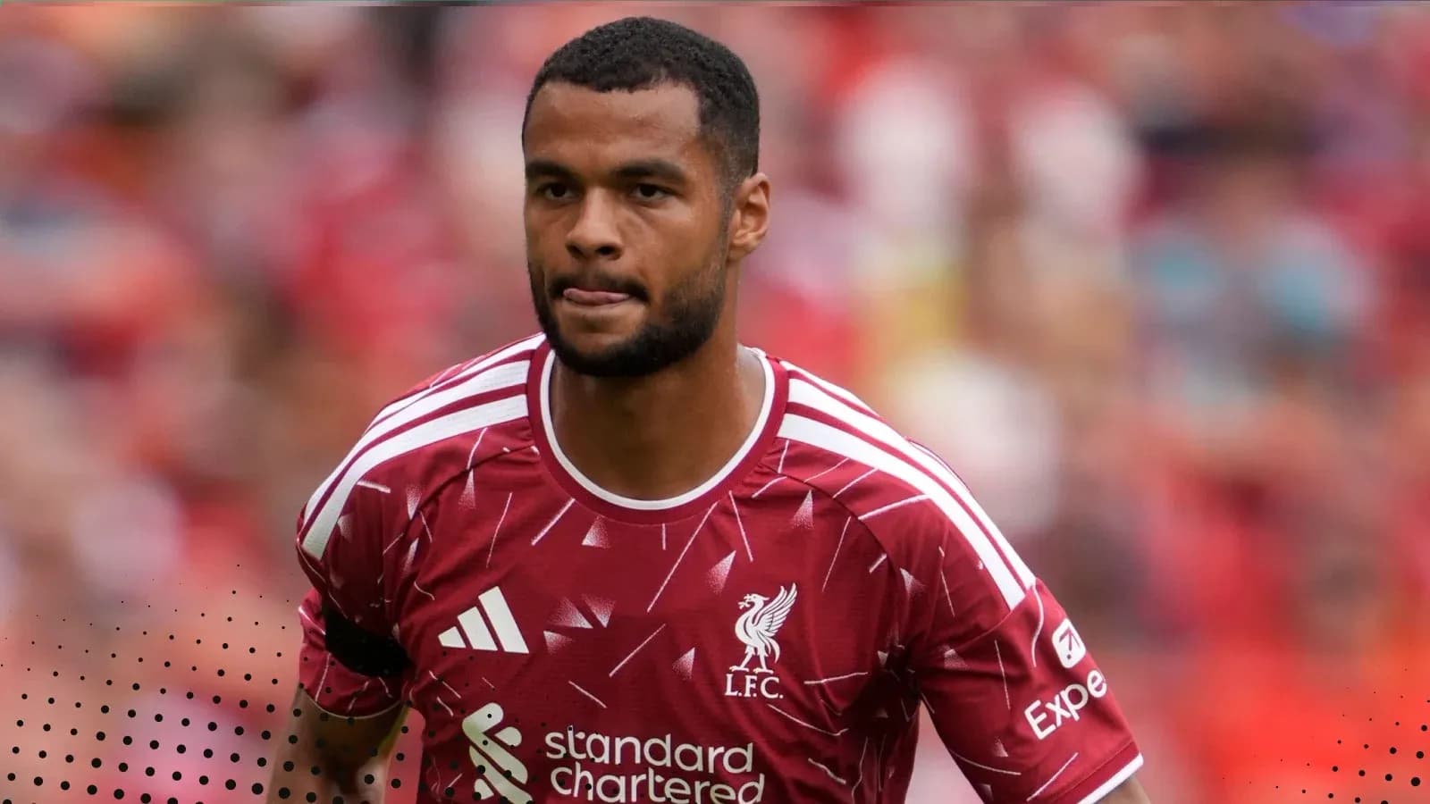 Joueur de Liverpool en tenue rouge sur le terrain