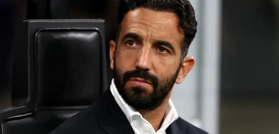 Entraîneur assis sur le banc pendant un match