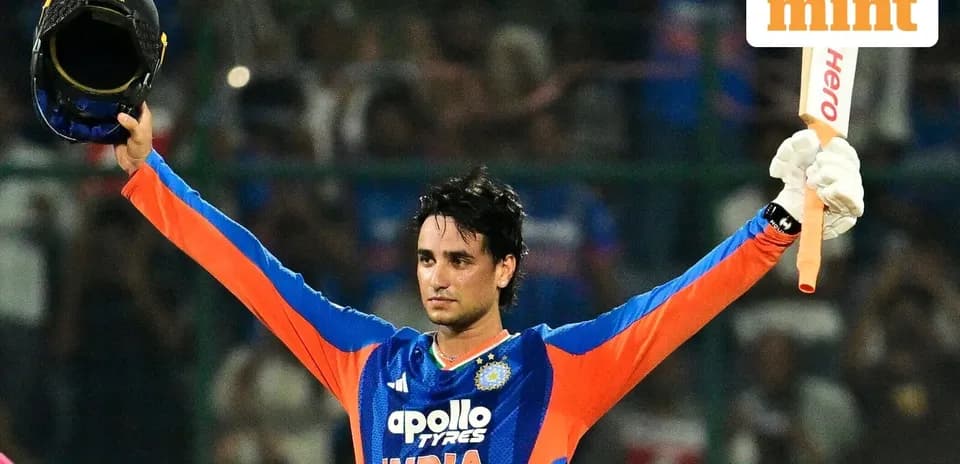 Joueur de cricket célébrant avec casque et batte