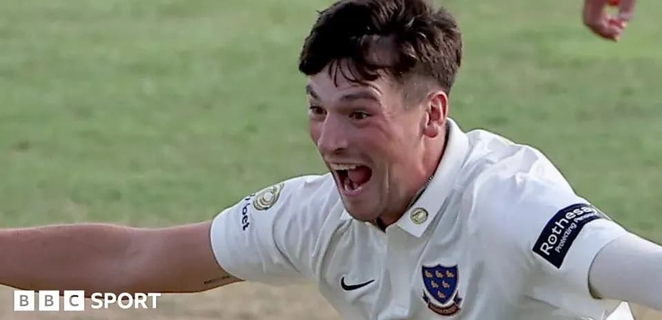 Joueur célébrant une victoire sur le terrain de cricket