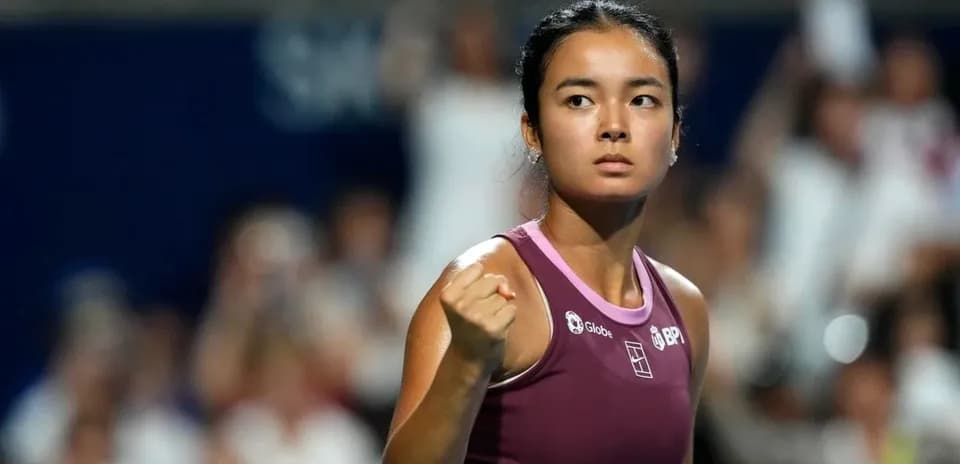 Joueuse de tennis célébrant un point gagné