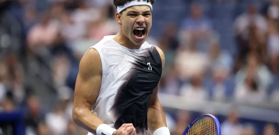 Joueur de tennis célébrant un point au tournoi