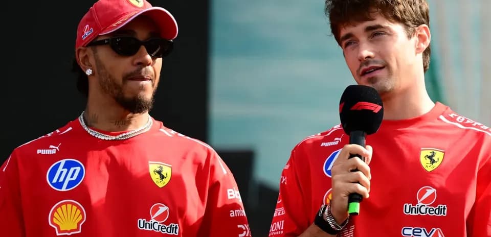 Deux pilotes de F1 en tenue Ferrari lors d'une interview