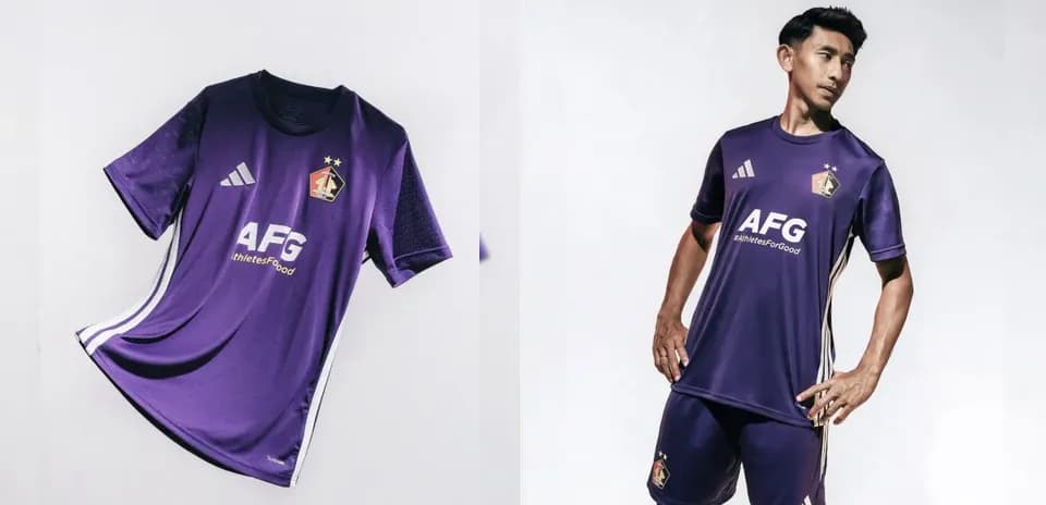 Maillot de football violet avec logo et sponsor