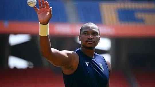 Joueur de cricket tenant une balle à l'entraînement