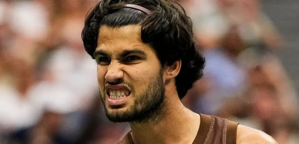 Joueur de tennis célébrant un point sur le court
