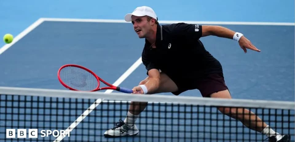 Joueur de tennis s'étirant pour frapper la balle