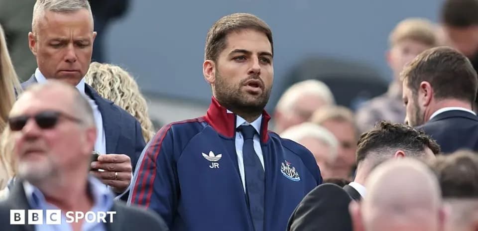 Homme portant un survêtement de Newcastle au milieu d'une foule