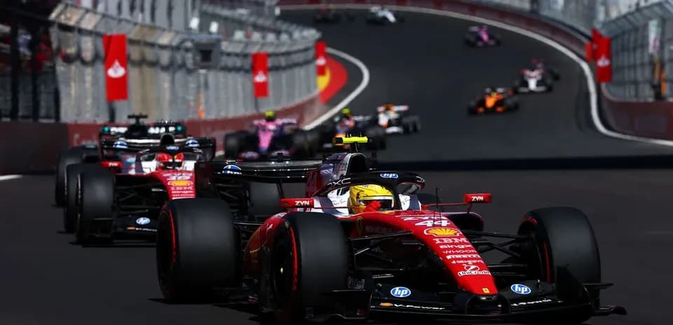 Voiture de Formule 1 en course sur circuit