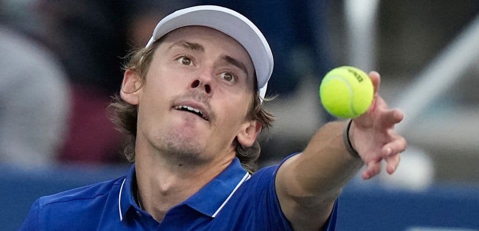 Joueur de tennis servant avec une balle jaune