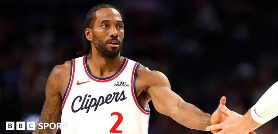 Joueur des Clippers tendant la main à un coéquipier