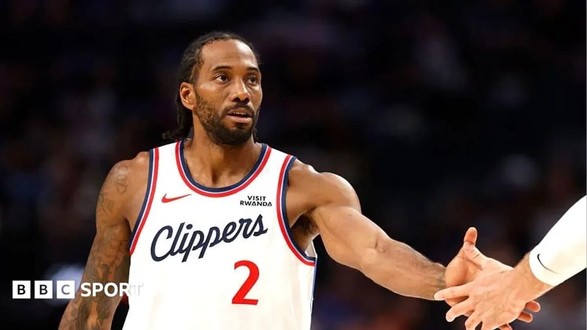 Joueur des Clippers tendant la main à un coéquipier