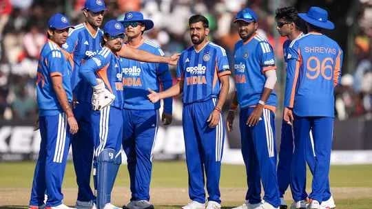 Équipe de cricket d'Inde en discussion sur le terrain