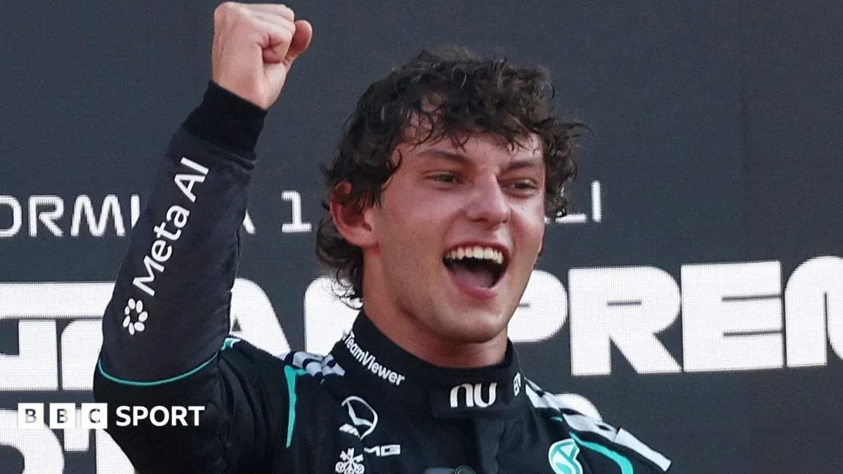 Pilote célébrant sa victoire sur le podium