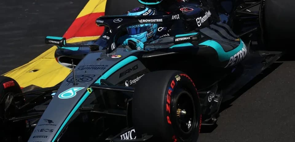 Voiture de Formule 1 sur circuit avec pneus Pirelli