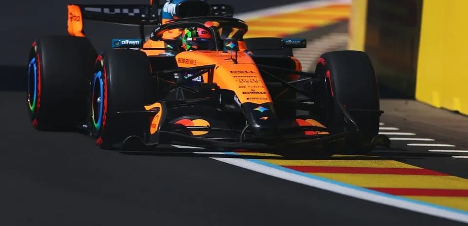 Voiture de Formule 1 McLaren sur circuit